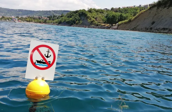 Plovki, ki razmejujejo kopalce in plovila, so se dobro obnesli, 
ugotavljajo na upravi na pomorstvo.  