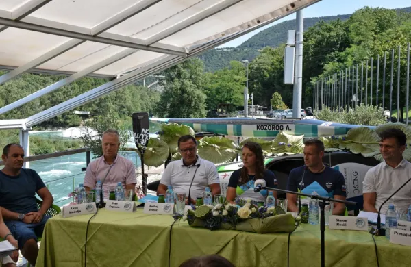 Takole so danes EP predstavili (od leve) trener Uroš Kodelja 
predsednik KK Soške elektrarne Ivan Zagožen, direktor KZS Andrej 
Jelenc, olimpijca Alja Kozorog in Benjamin Savšek ter novogoriški 
podžupan Simon Rosič. 