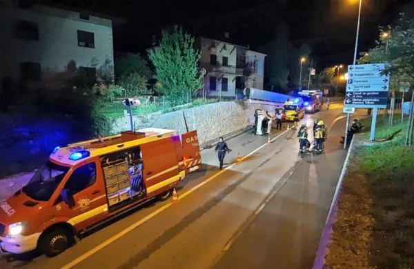 &Scaron;tajerec prehitro v ovinek in na bok