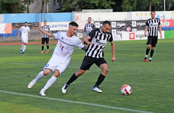 Biljenci (v črno-belih dresih) so v športnem parku dvakrat vodili, a 
so se treh točk veselili Novogoričani (v belem).