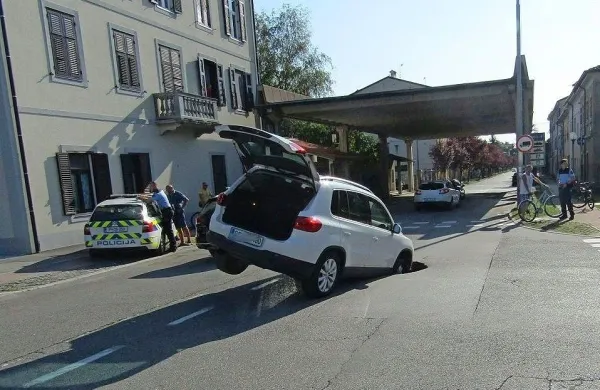 Tako je avto zapeljal v luknjo, ki se je nenadoma pojavila sredi 
prometne ceste.