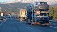 Po 1. novembru vozniki tovornjakov na vseh slovenskih avtocestah podnevi ne bodo smeli več prehitevati. 