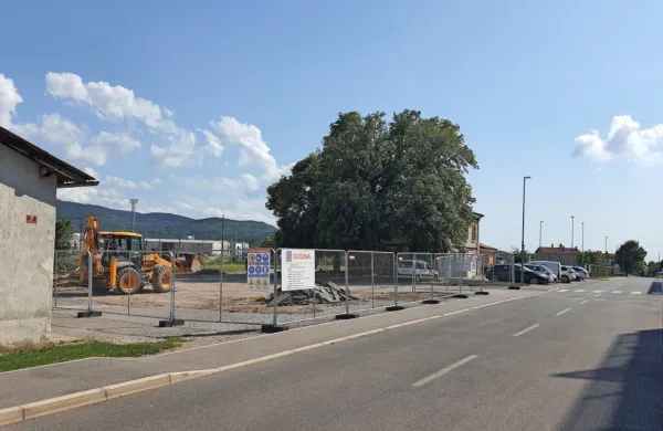 Občina je začela urejati še območje med knjižnico in stavbami KS 
in mladinskega centra, tu bo zrasel adrenalinski park, steze za 
kolesarje, igrala in še kaj.