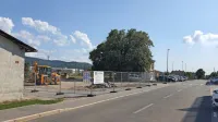 Občina je začela urejati še območje med knjižnico in stavbami KS 
in mladinskega centra, tu bo zrasel adrenalinski park, steze za 
kolesarje, igrala in še kaj.