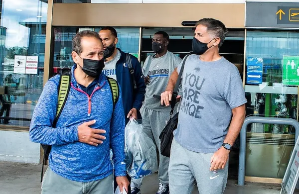 Marc Cuban (desno) je včeraj s sodelavci pristal na brniškem 
letališču.