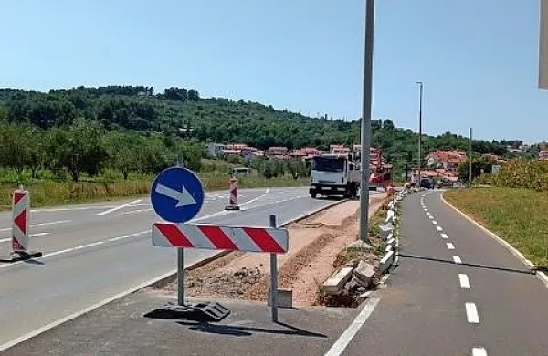 Obnavljajo dotrajan pločnik ob Južni cesti