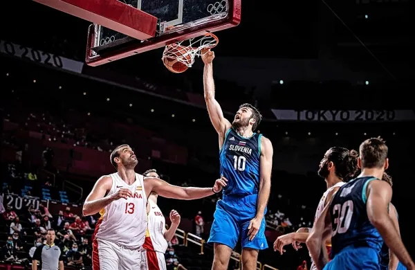 Ameriški center Mike Tobey (v sredini) se je lepo vključil v 
slovensko reprezentanco.