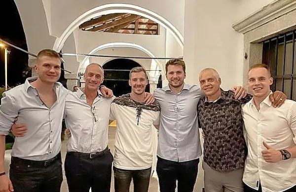 Košarkarska druščina v Zemonu se je sprostila: Luka Dončić in  
Goran Dragić v sredini, skrajno levo kapetan reprezentance  
Slovenije Edo Murić, skrajno desno pa Klemen Prepelič.