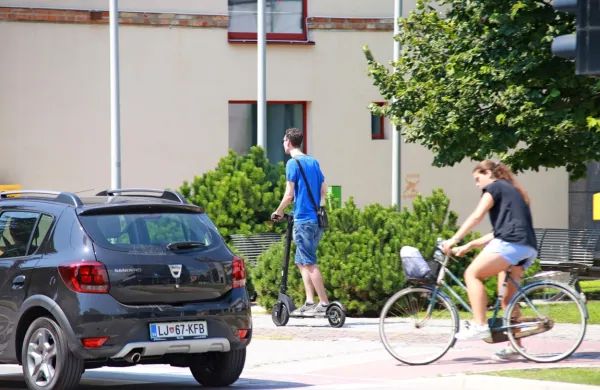 Vozniki e-skirojev bodo morali voziti po kolesarskem pasu, 
kolesarski stezi ali poti.