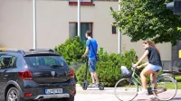 Vozniki e-skirojev bodo morali voziti po kolesarskem pasu, 
kolesarski stezi ali poti.