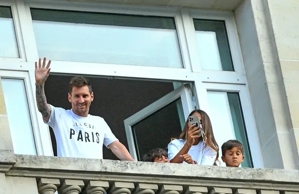 Lionel Messi je z družino že v Parizu.