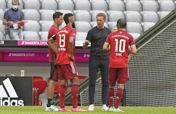 Kakšne napotke bo pred začetkom sezone  Bayernovim nogometašem (v rdečih dresih) dal novi trener Julian Nagelsmann (v 
sredini)?