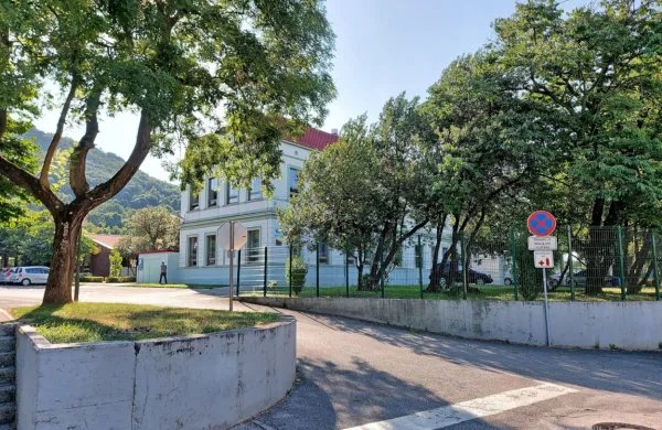 Starši otrok, razen vrtčevskih, ne bodo smeli pripeljati do šole, pač pa jih odložiti v bližini. S tem bosta 
razbremenjena  in za učence bolj varna Šolska ulica in parkirišče pred šolo. 