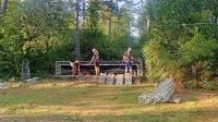 Ekipa Trnje festa med pripravo prizorišča v gozdičku nad Trnjem 
pri Pivki