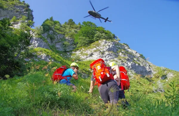 Člani GRS Tolmin so morali češkega padalca  z vrvjo spustiti 30 
metrov po pobočju Črne prsti navzdol, da so ga lahko vpeli v vitel 
in ga dvignili v helikopter.