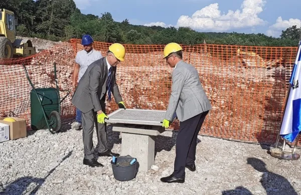 Temeljni kamen inkubatorja sta postavila minister Zvone Černač (desno) in pivški župan Robert Smrdelj.