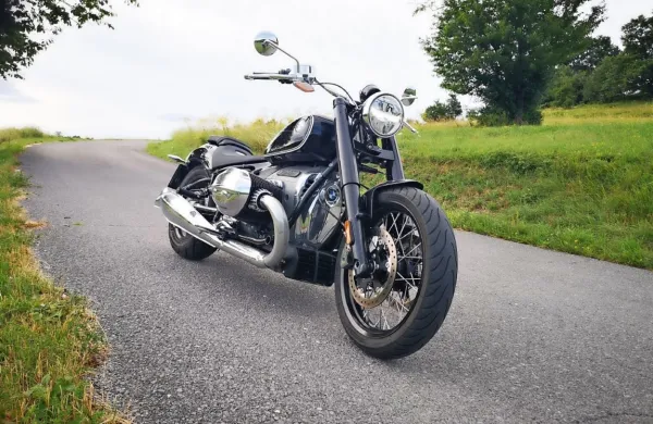  Ko so leta 1992 snemali drugi del Terminatorja, so Arnoldu 
Schwarzeneggerju v roke dali Harley-Davidsona fat boyja. Ta 
poteza je ameriškemu proizvajalcu prinesla najboljšo reklamo 
vseh časov. Nekaj takšnega zdaj potrebuje tudi bavarski R18.