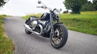  Ko so leta 1992 snemali drugi del Terminatorja, so Arnoldu 
Schwarzeneggerju v roke dali Harley-Davidsona fat boyja. Ta 
poteza je ameriškemu proizvajalcu prinesla najboljšo reklamo 
vseh časov. Nekaj takšnega zdaj potrebuje tudi bavarski R18.