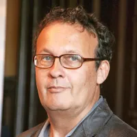 Andrej Blatnik glavni lik  v Trgu osvoboditve sprehodi od konca 
osemdesetih do danes, avtor pa sem in tja skoči še globlje v 
zgodovino.