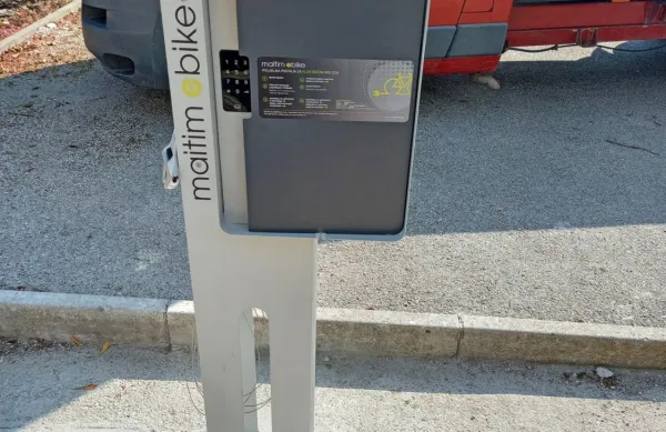 Na Trnovem imajo tudi polnilnico za električna kolesa. 