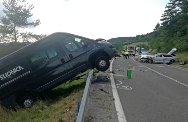 Italijanski didžeji, ki bi morali  vrteti glasbo na Pagu, so se pri 
Obrovu v kombiju sami “zavrteli”.