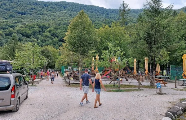 Nekateri, denimo v kampu Nadiža, so si pomagali z agregatom, a 
vsi tega niso mogli. Zdaj bodo vpleteni iskali rešitve, da bi bilo ob 
sicer potrebnih odklopih zaradi vzdrževanja nejevolje čim manj. 