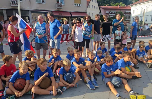 Poolimpijski sprejem za  košarkarja Luko Rupnika in direktorja članske reprezentance Mateja Likarja  
je bil praznik idrijske košarke.