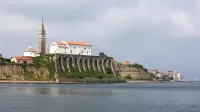 Cerkve vse bolj samevajo, manj je duhovnikov, redovnic in 
redovnikov.