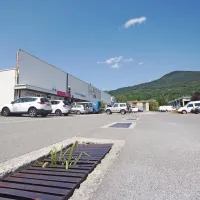 Na MONG poudarjajo, da je upravitelj zavrnil priglašeno lastninsko 
pravico občine na nepremičninah z javno komunalno infrastrukturo