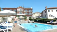 “Vedno sva hodila mimo Krasa na morje, letos pa sva se odločila, da bova dopust preživela tu, v Danah. Vsak dan kam greva - v Izolo, 
po Krasu, danes k vinarju Pipanu v Križ,” je  včeraj v  bazenu hotela Grahor zadovoljno pripovedoval par iz Maribora. 