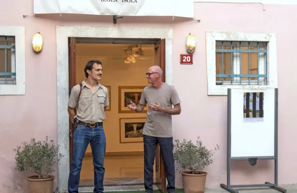 Utrinek z odprtja razstave Grafični svet Mihe Eriča (levo) v galeriji 
Insula. 