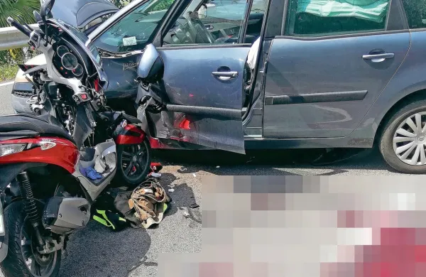 Motor Portorožana se je zaril v avto in ostal na kolesih.