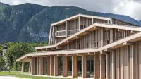 Hotel Bohinj se je s prenovo polegel v prelepo bohinjsko pokrajino 
skorajda kot nov drevesni nasad, iz katerega se odpirajo pogledi 
na jezero, cerkev ter okoliške hribe in gore.