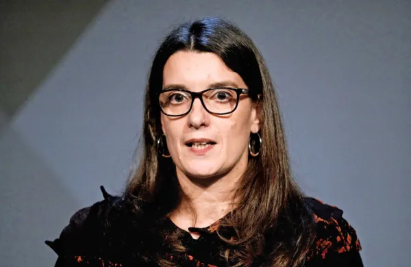Ministrica za izobraževanje Simona Kustec je  okužena z novim 
koronavirusom.
