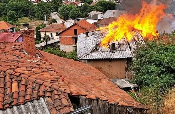 Prekinili so kosilo in hiteli gasiti hišo v starem delu Berova.