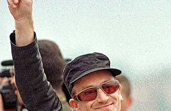 Frontman skupine U2 Bono je v nedeljo nepričakovano obiskal 
filmski festival v Sarajevu. 