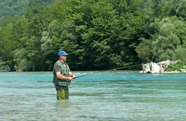 Ribiči iščejo mir in pristen stik z naravo. Množica na rekah in ob njih jih odvrača, pa tudi ribe, ki so plašne, se, ko je živ žav, skrijejo. 