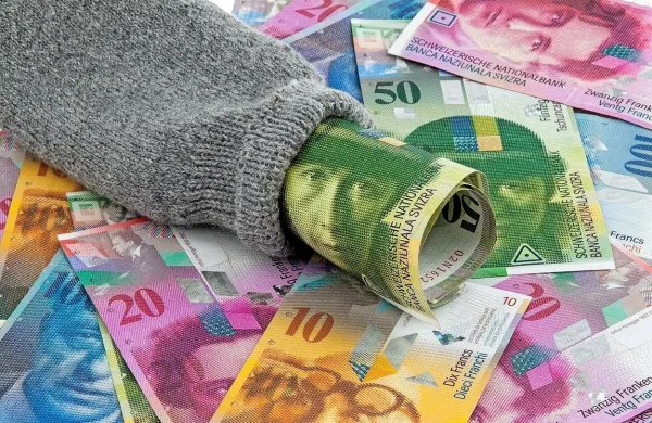 Slovenski imetniki švicarskih frankov osme serije, ki je šla iz obtoka, o tem niso bili pravočasno obveščeni. Srbska centralna banka pa je svoje državljane obveščala že od lanskega decembra.   