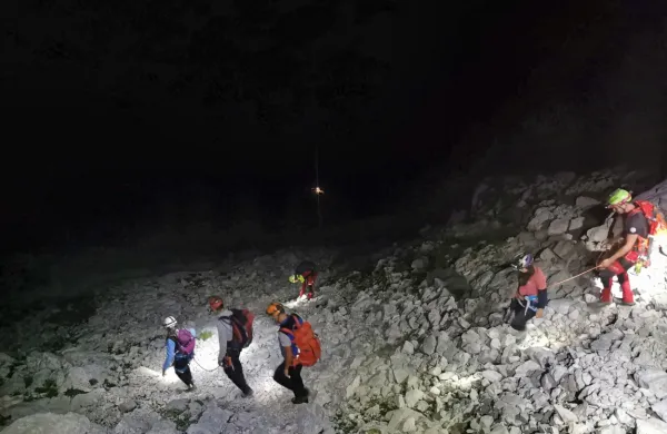 Bovški in kranjskogorski gorski reševalci so včeraj okoli 1.00 tik 
pod vrhom Male Mojstrovke našli nemške turiste, ki jih je v 
visokogorju  ujela noč.