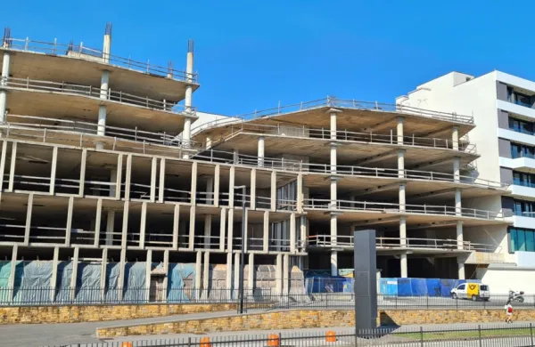 Naprodaj je bil nedokončani del stavbe v smeri proti Areni Bonifika 
in za bazenom.