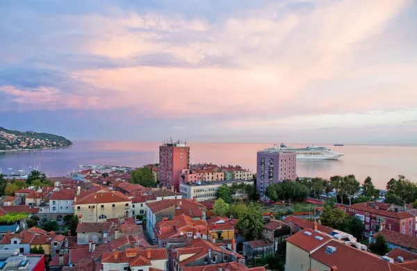  Za letošnje leto je bilo v  Kopru  sprva napovedanih več kot 50 
prihodov potniških ladij, a so jih ladjarji zaradi   zapletov s 
koronavirusom  odpovedali.