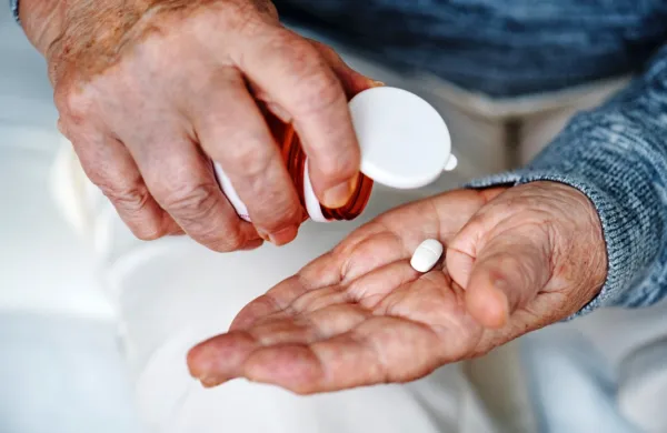 Pfizerjevo zdravilo proti covidu-19 na trgu že konec leta