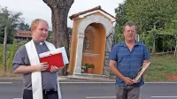 Kapelico sv. Roka je obnovil Srečko Rože (desno) iz Lokve, rojen v 
bližnjih Krepljah, blagoslovil pa dutovski župnik Gašper Lipušček.