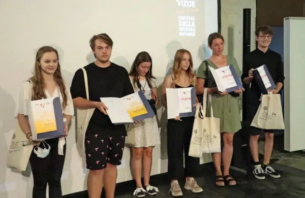 Šest od enajstih razstavljalcev smo ujeli na skupinsko fotografijo - levo stojita izbrana fotovizionarja 
Tina Furlan in Blaž Stantič Kobal, oba študenta fotografije v Sežani.