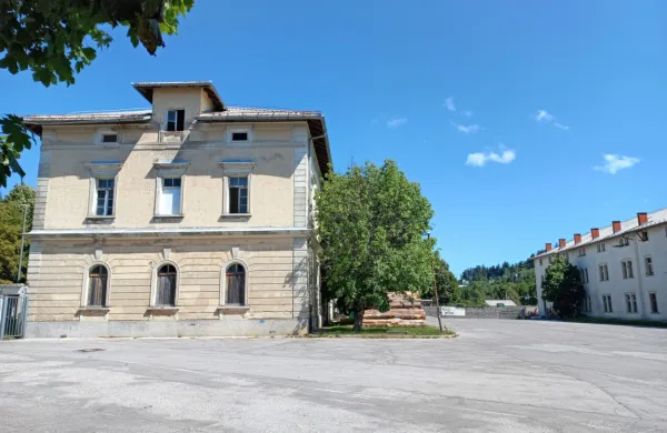 Propadajoče objekte nekdanjega begunskega centra na robu Postojne bodo nadomestili novi stolpiči s stanovanji za mlade družine.