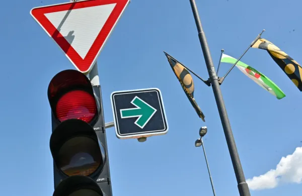Na obrobju Ljubljane namestili prvi znak za zavijanje desno pri rdeči luči