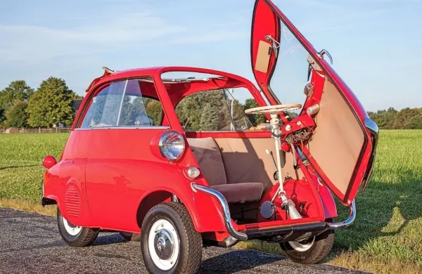 Isetta je bil eden najbolj popularnih povojnih avtomobilov, po 
dveh letih od rojstva pa je dobil BMW-jeve značke, kar je bavarsko 
podjetje rešilo pred propadom.
