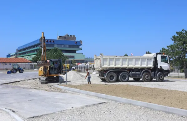 Kmalu bolj urejeno parkiri&scaron;če pred bolni&scaron;nico