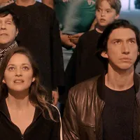 Prizor iz filma Annette, nad glavnima igralcema Marion Cotillard in Adamom 
Driverjem ima cameo vlogo tudi Russell Mael. 