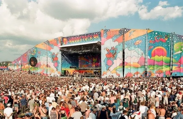 Woodstock leta 1999 se je končal s požari, objestnimi krajami  in tudi posilstvi. 